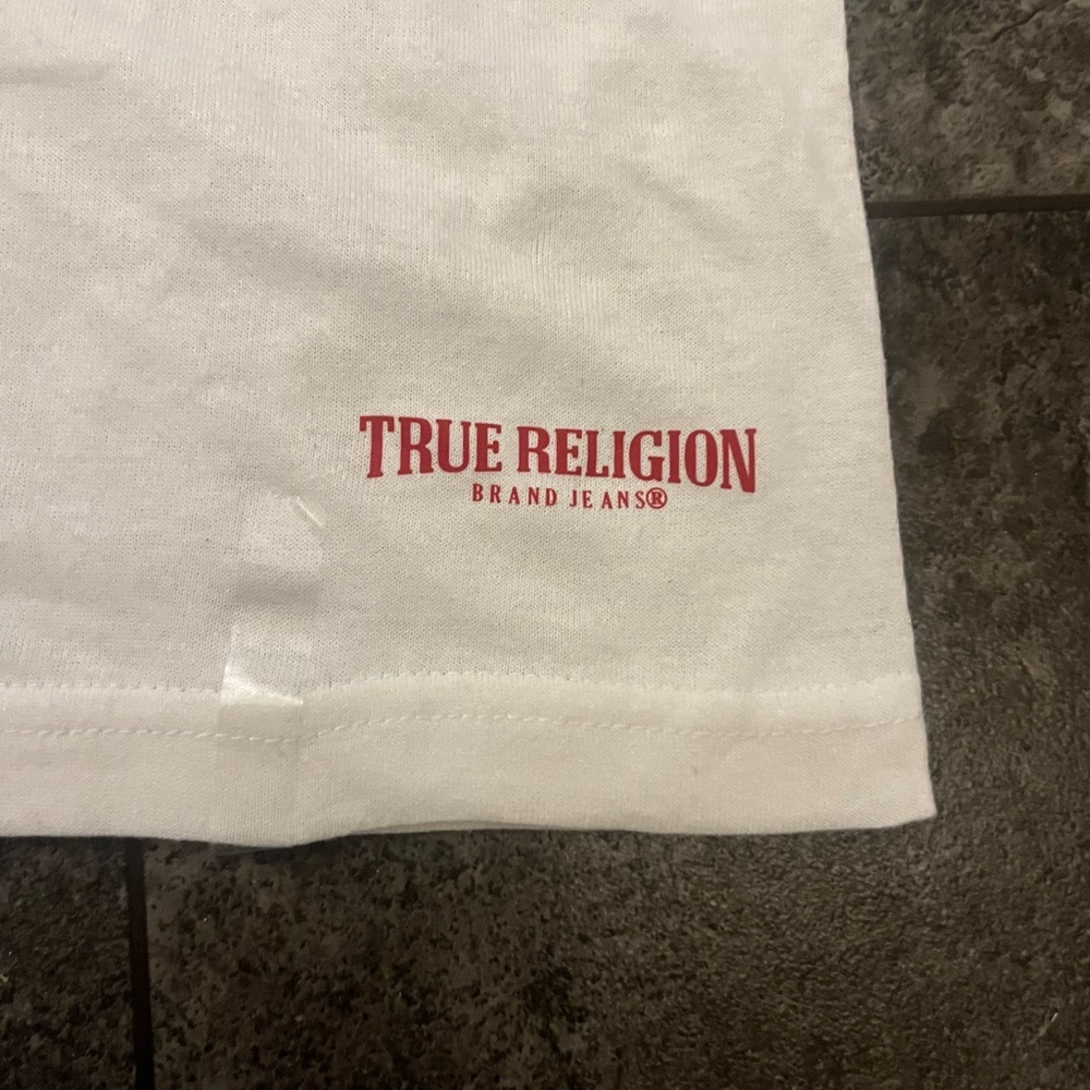 Sara* New! True Religion White V-neck T-Shirt with Red Metallic Horseshoe - Picture 3 of 5